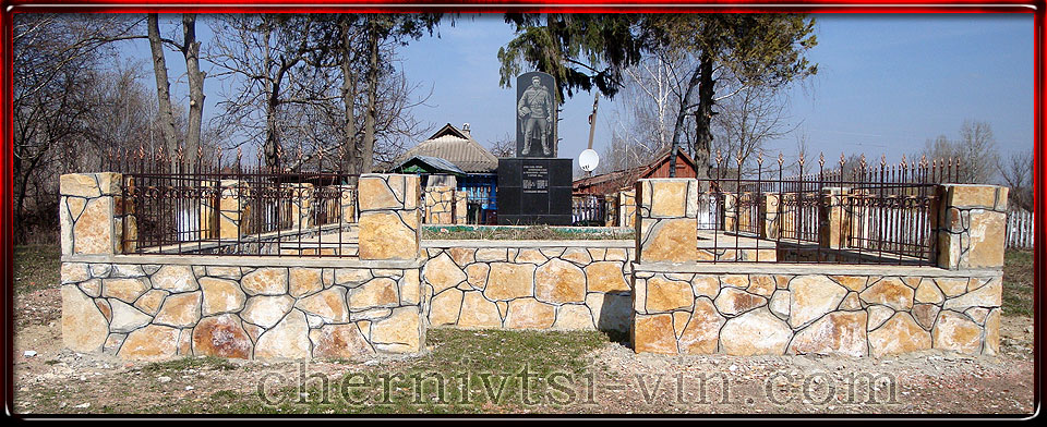 Пам'ятник загиблим бійцям, с.Борівка у Чернівецькому районі