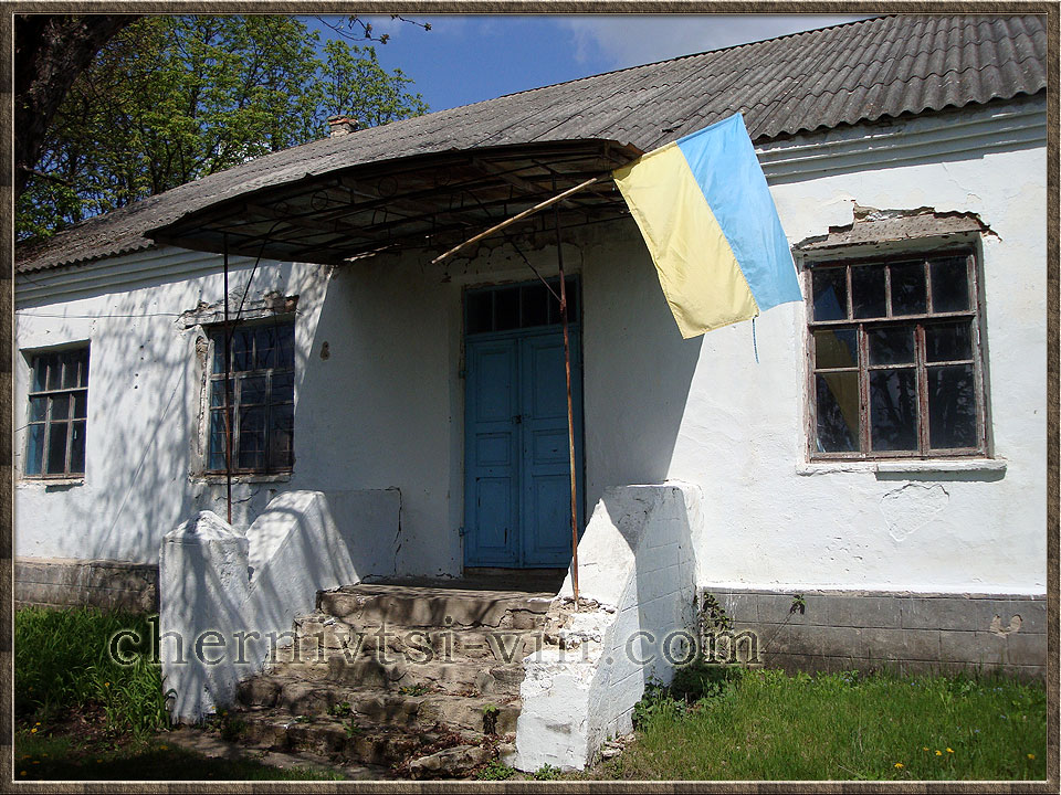 сільський клуб в селі Весняне (Довжок) Чернівецького району