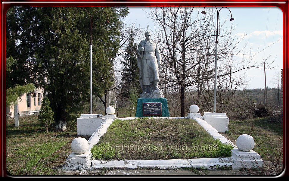 пам'ятник загиблим воїнам 1941-1945 с.Володіївці, Чернівецький район