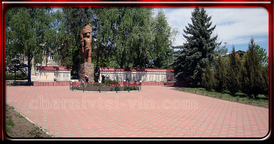 пам'ятник воїнам-визволителям, смт Чернівці, Чернівецький район