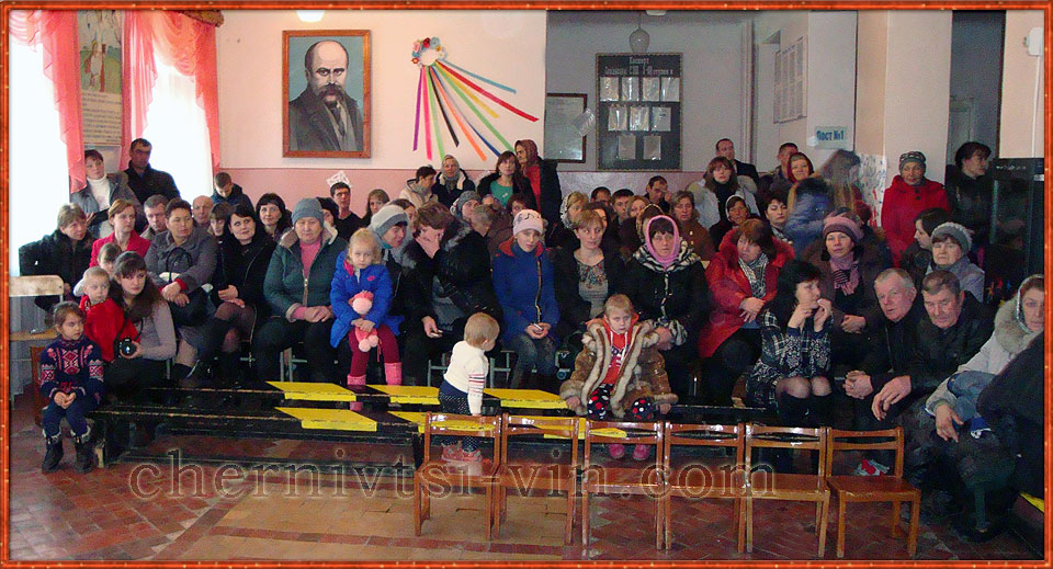 глядачі і гості на Новорічному ранку в школі с.Сокіл, Чернівецький район