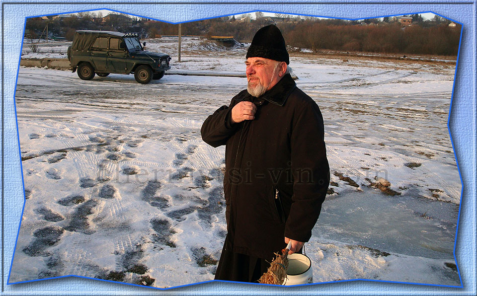 отець Василь на Водохрещі в смт Чернівці