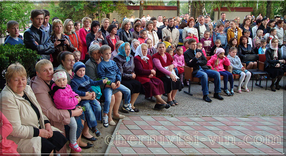 глядачі на Великодньому концерті в смт Чернівці на площі біля адміністрації