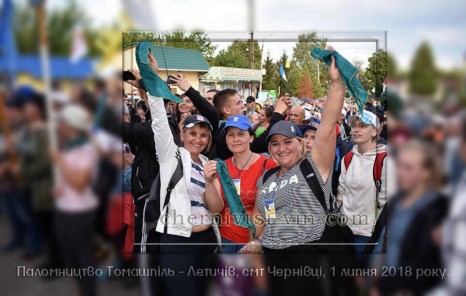 Тетяна Юнаш, Наталя Коваль Вітковська біля костелу святого Миколая, смт Чернівці