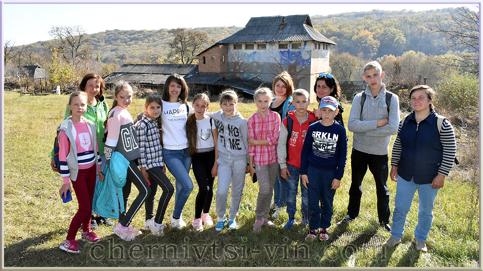 учні Сокільської школи в селі Букатинці Чернівецького району