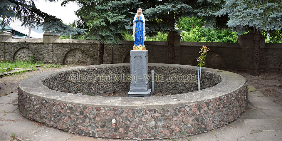Матір Божа, скульптура, смт Чернівці, район Чернівецький