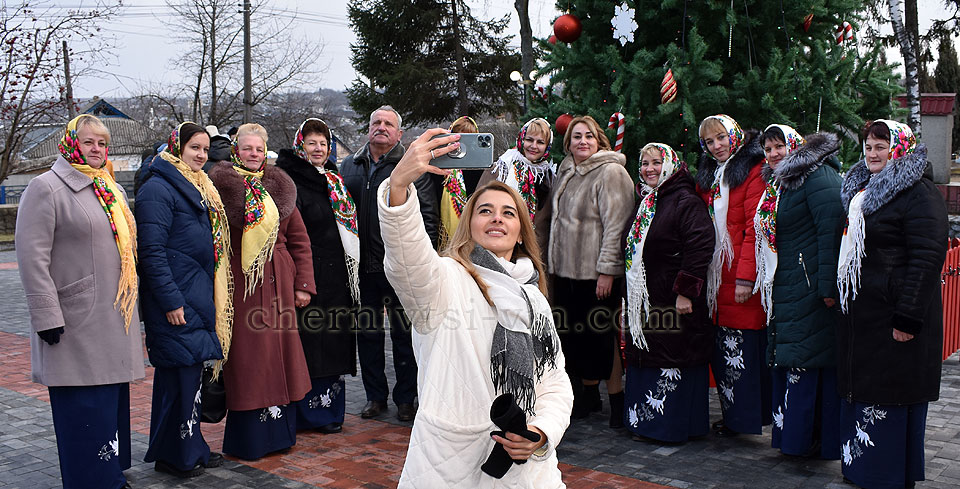 Лариса Білозір, відкриття новорічної ялинки, смт Чернівці, Чернівецька громада