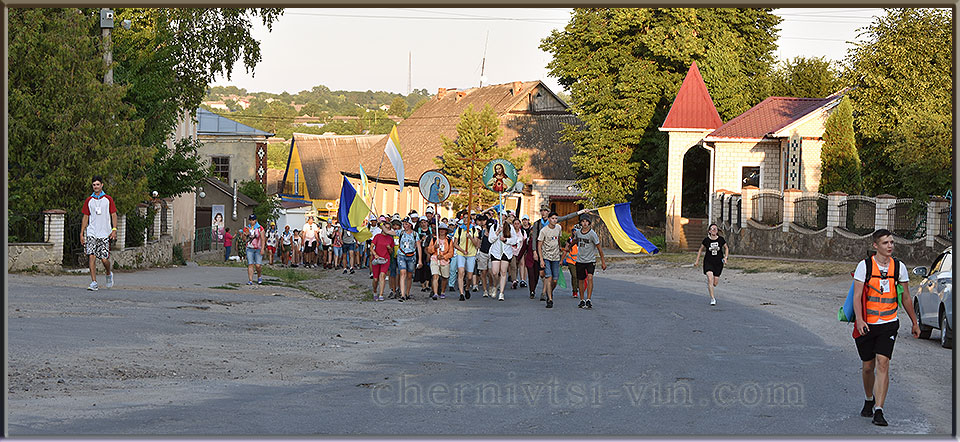 паломницька хода Томашпіль - Летичів прибула в смт Чернівці