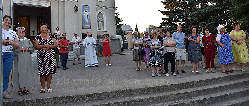 парафіяни зустрічають паломників до Летичівської Богородиці, Чернівецький район