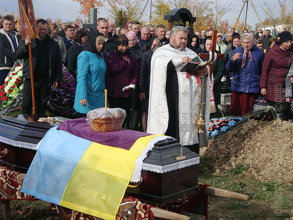 молитва на могилі героя в селі Володіївці, Чернівецька громада