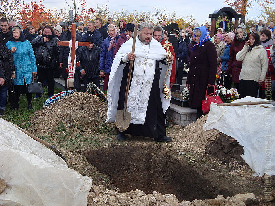 священик освячує могилу героя, Микола Головатюк, Чернівецький район 1923-2020