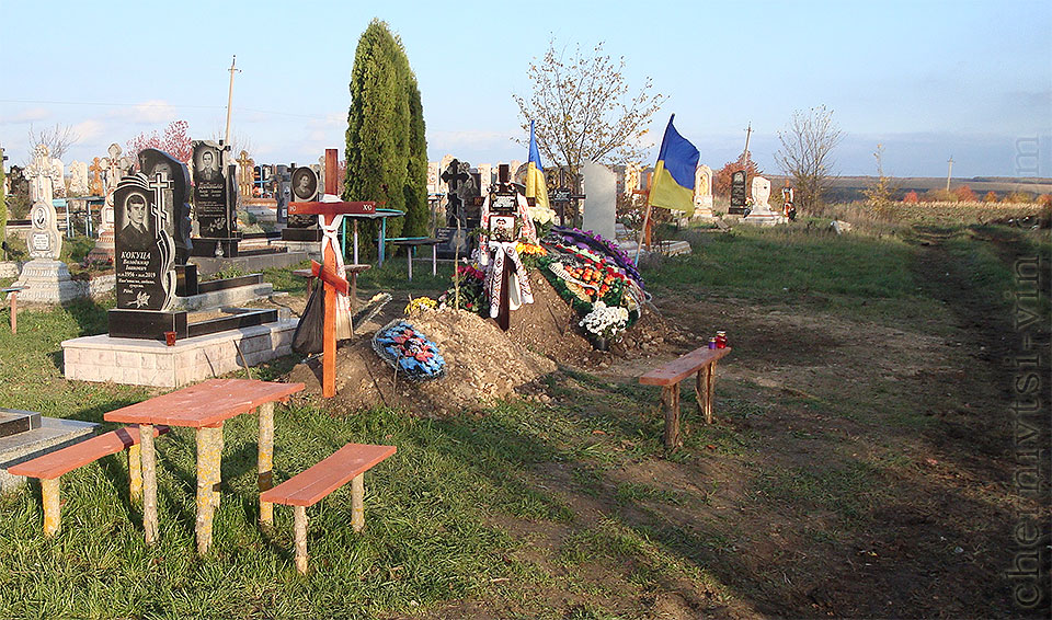 могила Миколи Головатюка, Чернівецька ТГ