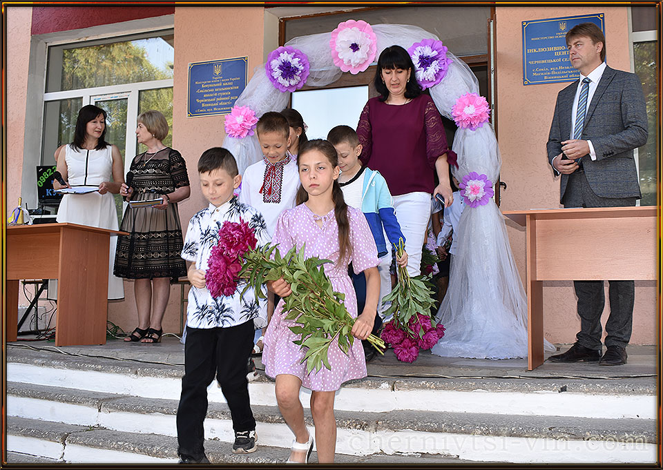 останній дзвоник в селі Сокіл, Чернівецька громада