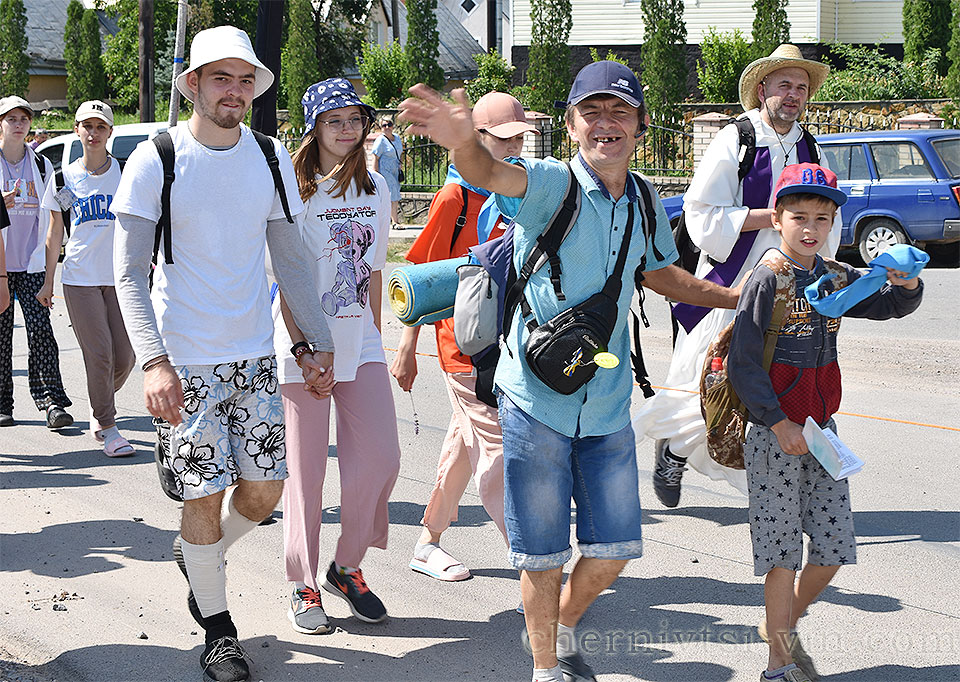 паломники йдуть до Летичева, Чернівецький район