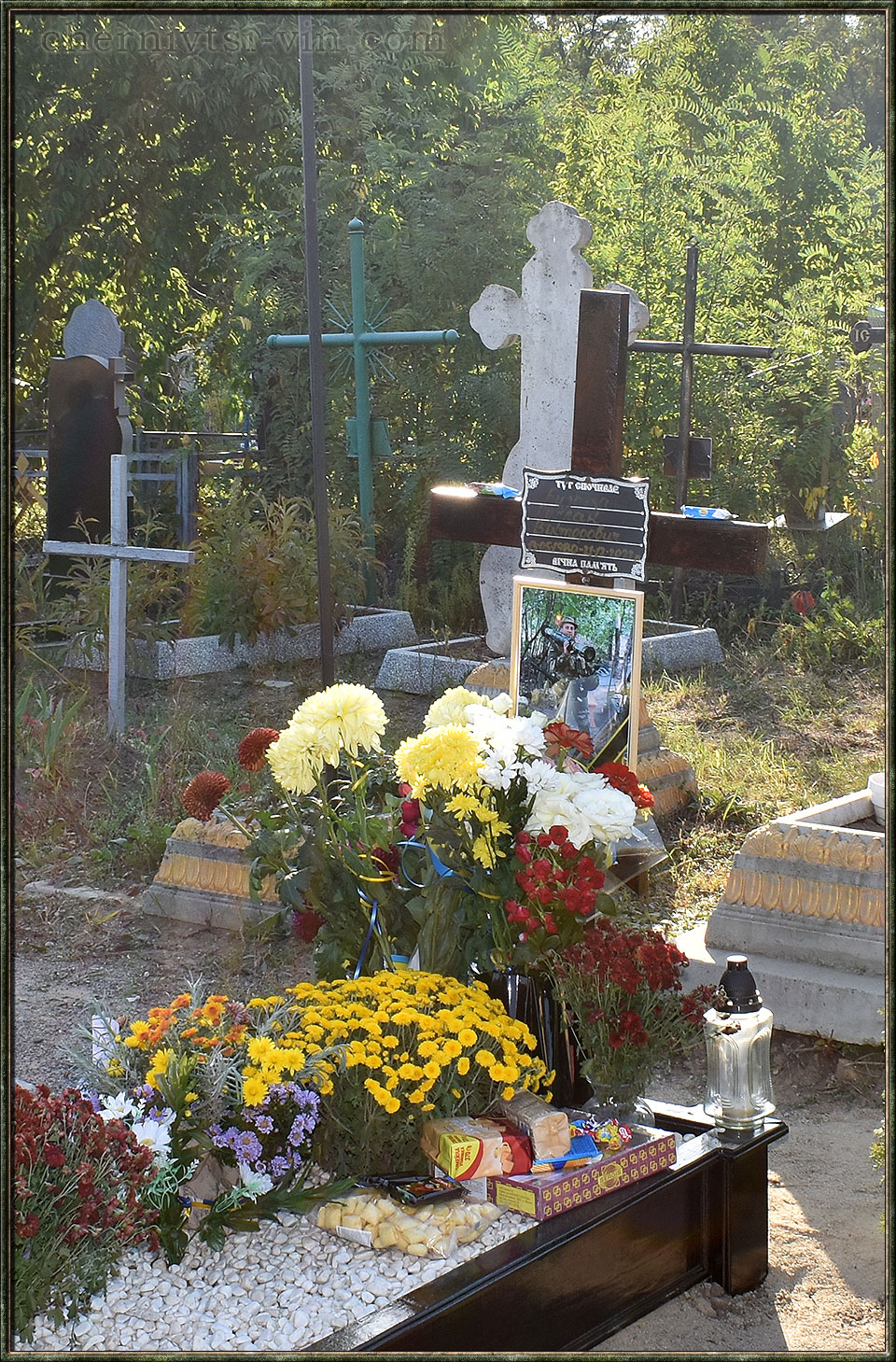 могила захисника України в селі Біляни Чернівецького району