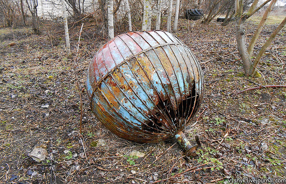 старий глобус на території цукрового заводу, с.Борівка, Чернівецький район