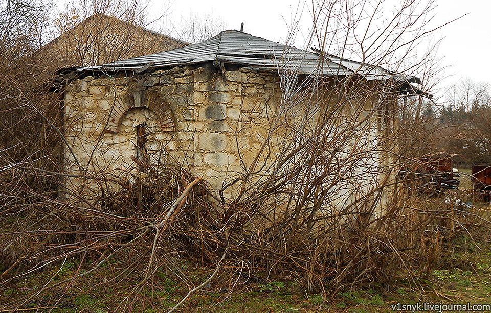 старовинна заводська будівля в селі Борівці Чернівецького району