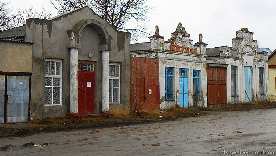 споруди на ринку в смт Чернівці Чернівецького району