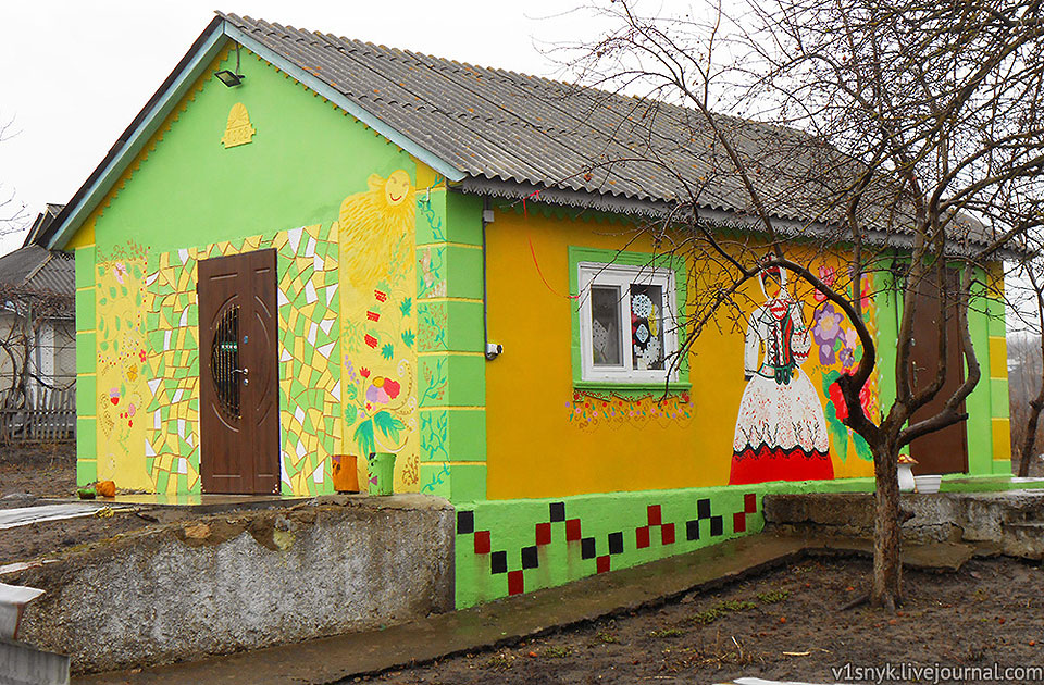 розмальована хата, смт Чернівці, Чернівецький район