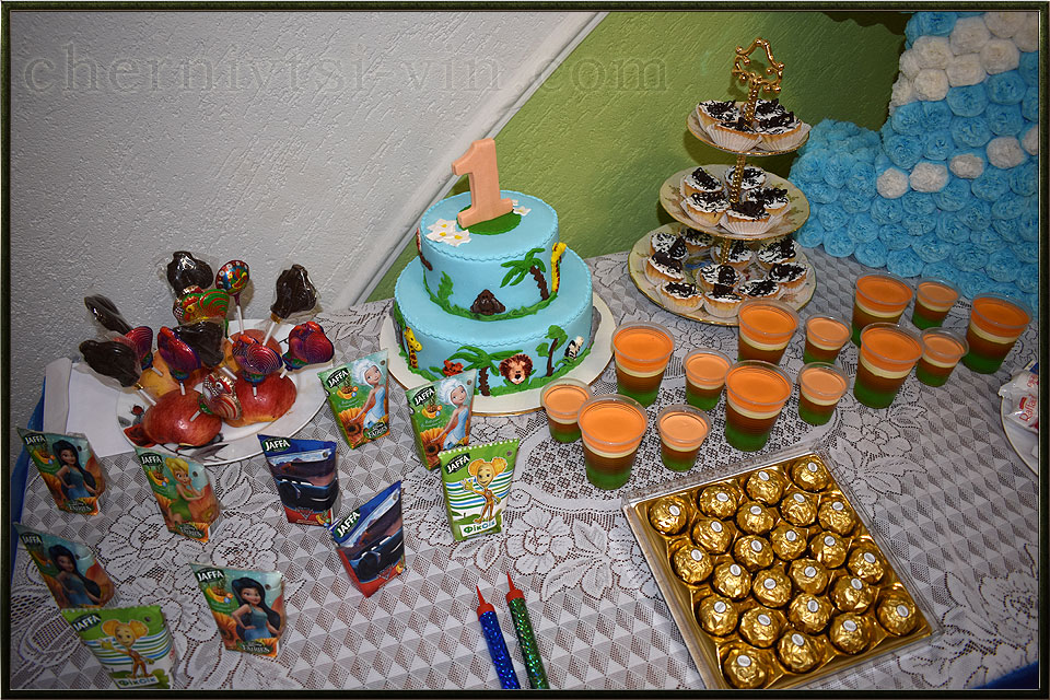 святковий стіл іменинника в ресторані Клеопатра