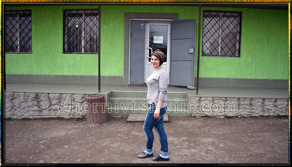 Оксана Шульга біля магазину