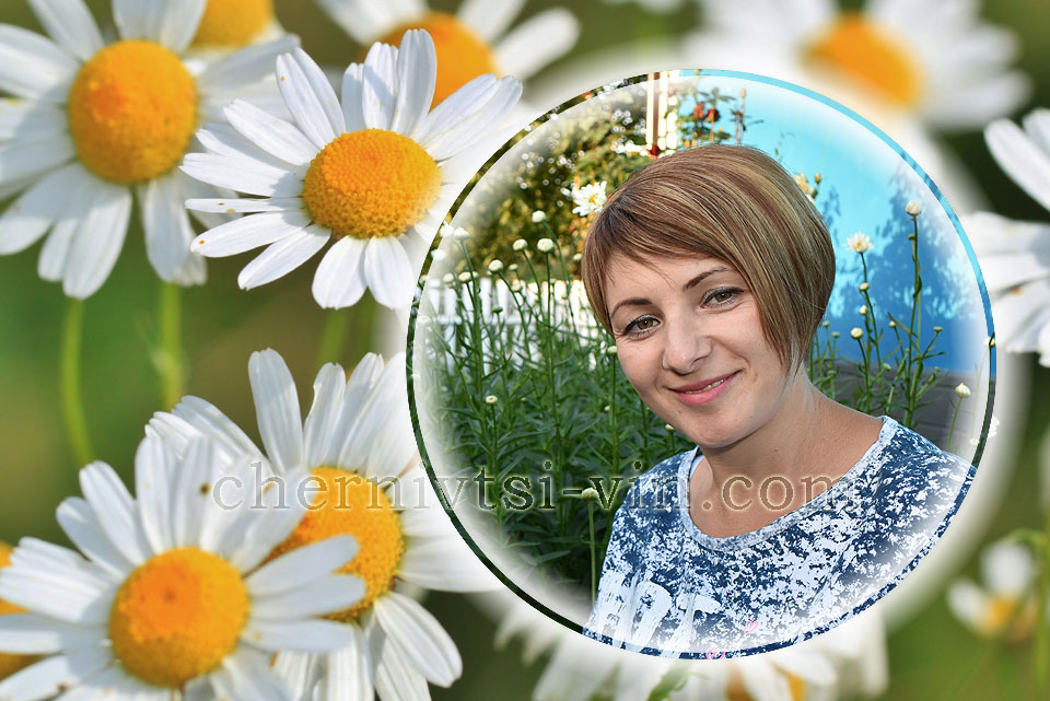 Оксана Шульга у квітках ромашках