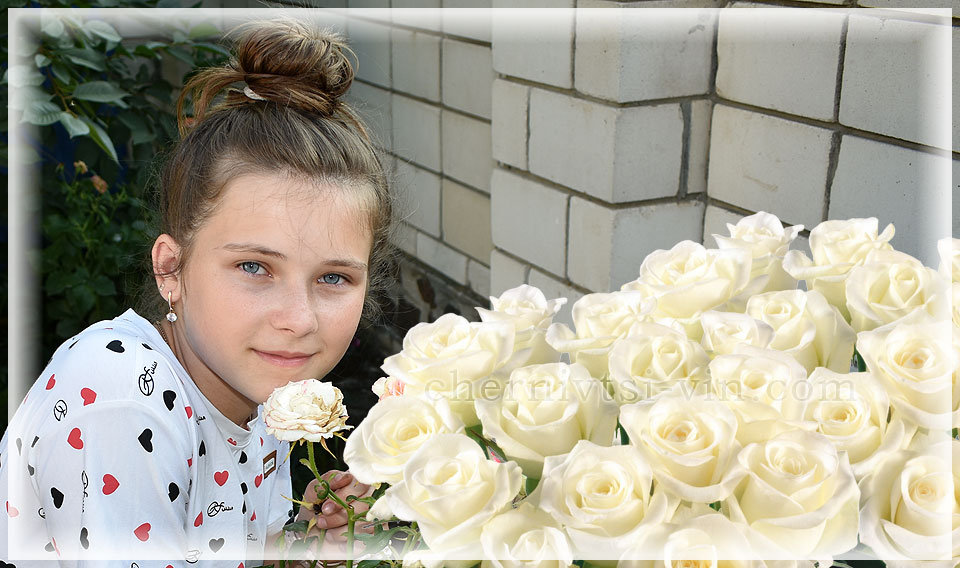 дівчина у квітах, село Сокіл, Чернівецька ОТГ