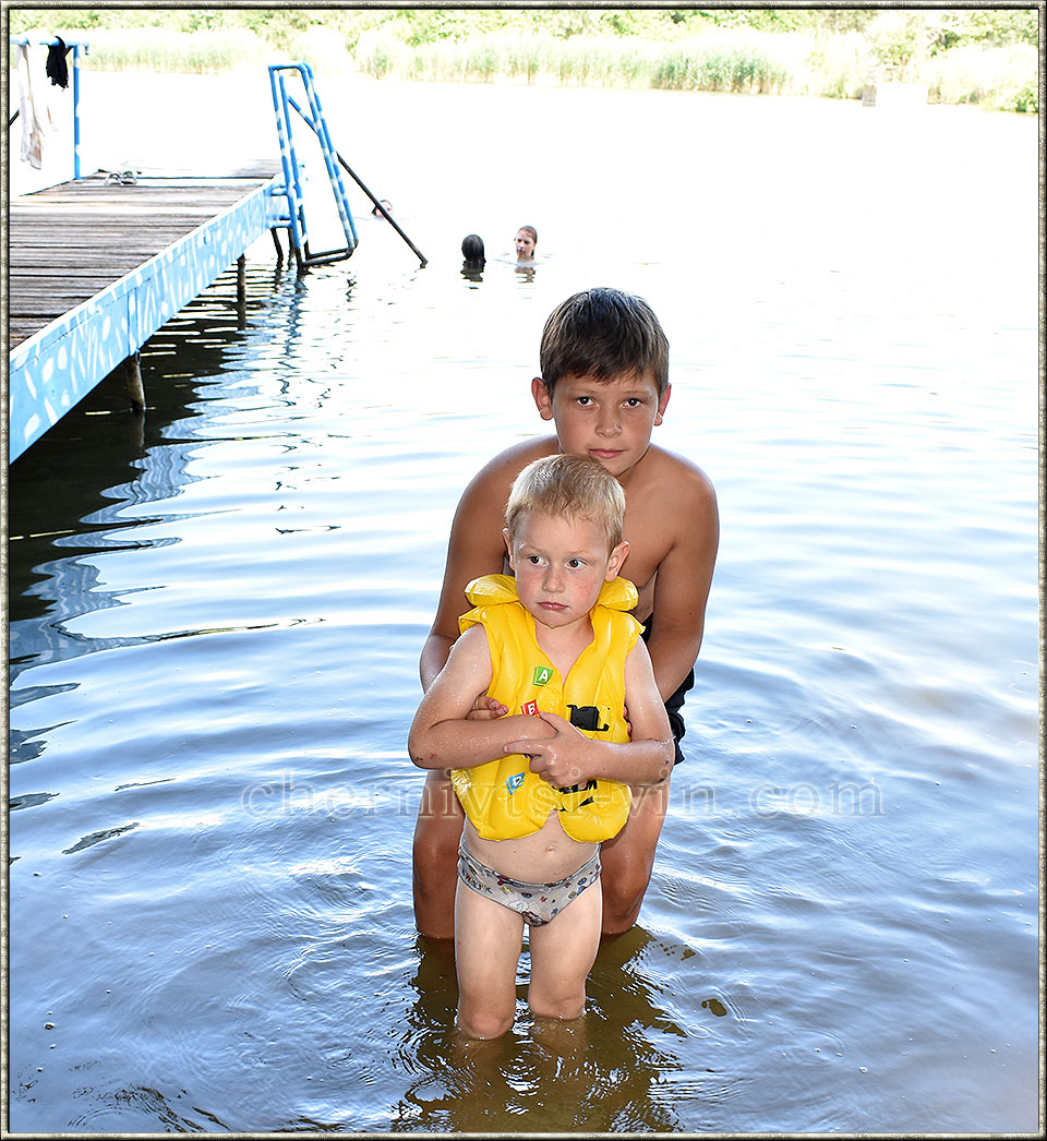 купання в річці, Чернівецька громада