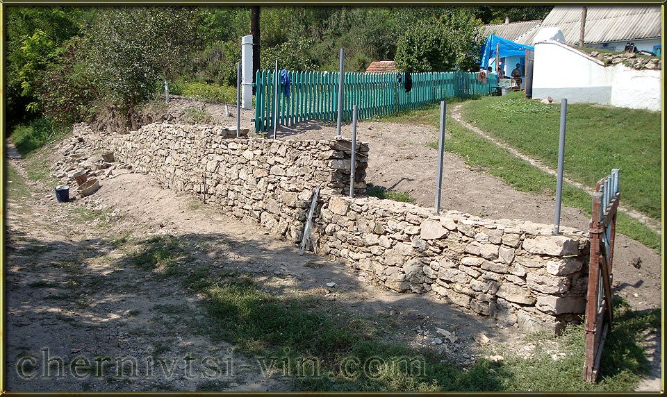 новий кам'яний мур, смт Чернівці